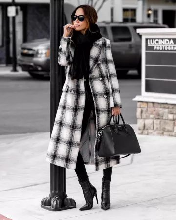 Bolso de piel mediano Givenchy de Sasha Simón en la cuenta de Instagram @lolariostyle