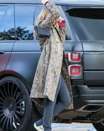 Yeezy Boost Sneakers en Azael usadas por Sofia Richie Nobu Malibu diciembre 26, 2019