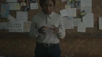 Polos delgados de manga larga usados por Holly Gibney (Cynthia Erivo) en The Outsider Trailer 2020