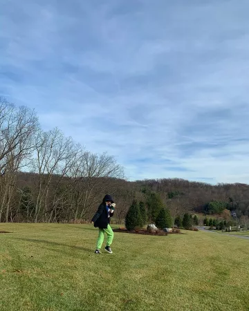 Brandy melville Green Sweatpants de Maddie Ziegler en la cuenta de Instagram @maddieziegler 27 dic 2019