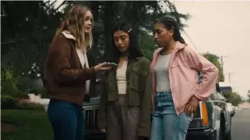 Dark Green Jack­et worn by Alex Portnoy (Brianne Tju) in Light as a Feather Season 2 Episode 8