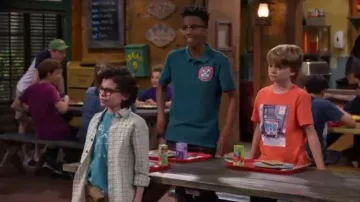 Green Play Nice Tee worn by Matteo Silva (Raphael Alejandro) in BUNK'D Season 4 Episode 8