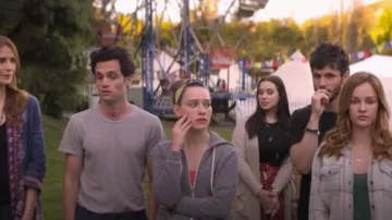 Sudadera con capucha gris con cremallera usada por Love Quinn (Victoria Pedretti) en YOU Temporada 2 Episodio 5