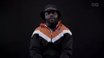 Veste Champion  portée par Gradur dans la vidéo Les punchlines de Gradur (Nekfeu, Niska, Black M…) | GQ 