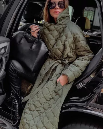 Steve Madden Black Boot de Sasha Simón en la cuenta de Instagram @lolariostyle