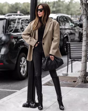 Paris Texas Croc Golossed Puntiagudo Puntiagudo Boot de Sasha Simón en la cuenta de Instagram @lolariostyle