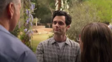 Camisa gris a cuadros de gingham usada por Joe Goldberg (Penn Badgley) en YOU Temporada 2 Episodio 5