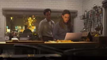 Suéter recortado de tinte espacial usado por Love Quinn (Victoria Pedretti) en YOU Temporada 2 Episodio 5