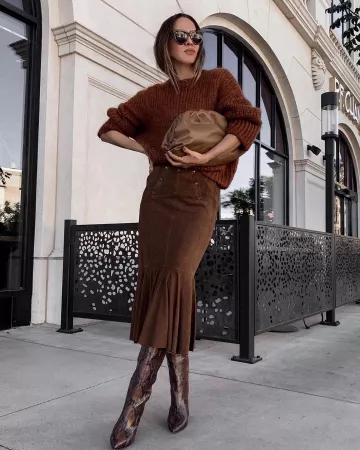 Botas efecto piel de serpiente de Sasha Simón en la cuenta de Instagram @lolariostyle