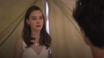 Vestido frontal de botones de encaje blanco usado por Love Quinn (Victoria Pedretti) en YOU Temporada 2 Episodio 5