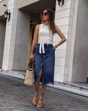 Loewe Raffia Basket Tote Bag de Sasha Simón en la cuenta de Instagram @lolariostyle