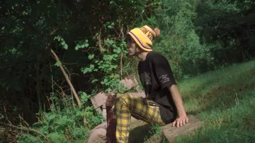 Le pantalon à carreaux bicolore jaune et rouge porté par Guardin dans son clip Creature