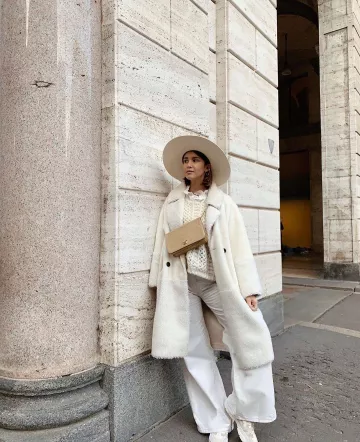 Le manteau blanc en fausse fourrure Berenice porté par Lison sur le compte Instagram de @lisonseb