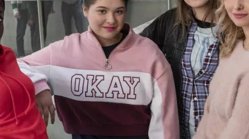 Alexia (Coline Preher) lleva una sudadera con cremallera con la mención "okay" en el 1er episodio de la temporada 4 de Skam France. 
