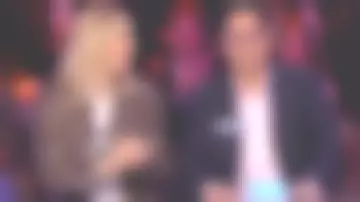 The t-shirt fitted flamed, round neck, ribbed and screen printing contrasting Mélanie Page in All the world, to say the 30.12.2019