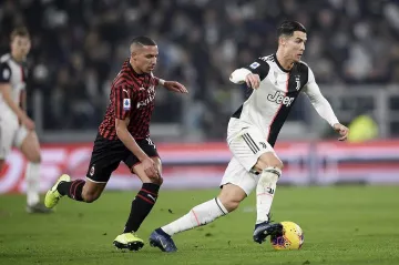 Adidas Performance noir juventus maillot domicile coupe Standard: droit de la silhouette, plus large à la partie supérieure du corps. Cou côtelée. Manches courtes. 100% recyclé polyester interlock.