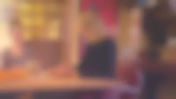 Le pull col roulé en côtes, pure laine, coupe droite, boutons pression dorés sur les manches à partir du coude de Julie Andrieu dans Les carnets de Julie