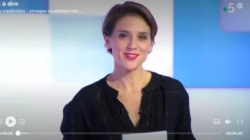 The black shirt plaid, metallic thread gold Melanie Taravant in C to tell the 30.12.2019