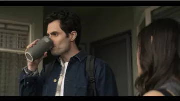 The jean jacket navy blue worn by Joe Goldberg Penn Badgley in the series for YOU.