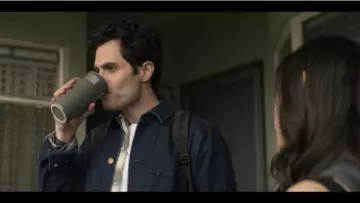Le mug gris dans lequel boit joe de Joe Goldberg Penn Badgley dans la série YOU.