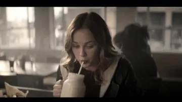 La mason jar à poignée de Candace Stone Ambyr Childers dans la série YOU.