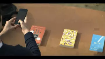 Le livre Thé Power (qu’il photographie) de Joe Goldberg Penn Badgley dans la série YOU (s01e01)