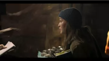 Le bonnet style pécheur  porté par Love Quinn Victoria Pedretti dans la série YOU (s02e02)