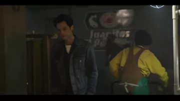 La veste en jean bleu  portée par Joe Goldberg Penn Badgley dans la série YOU (s02e02)