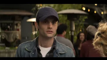 Cap navy blue worn by Joe Goldberg Penn Badgley in the series YOU (s02e02)