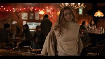 Le pull col roulé blanc porté par Melinda Monroe Alexandra Breckenridge dans la série Virgin River (s01e01)