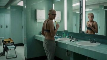 Coton Bralette porté par Norah (Kristen Stewart) comme on le voit dans l'eau