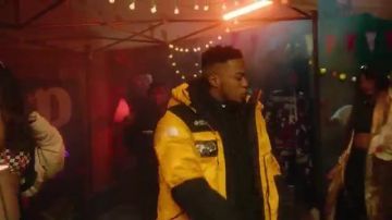 The coat is yellow and black The North Face worn by Niska in the clip Mr. D 4Keus 