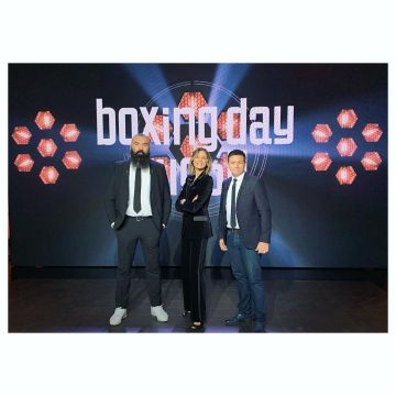 The smoking jacket Zendaya in the black velvet of Isabelle Ithurburu on the account Instagram of @isaithurburu