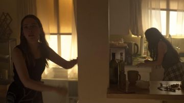La falda Ba&sh que lleva Love Quinn (Victoria Pedretti) en la serie YOU