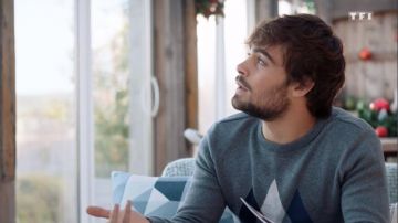 El jersey gris con triángulos de Maxime (Clément Rémiens) en Mañana nos pertenece del 01/01/2020