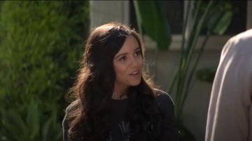 Camiseta gráfica negra con estampado de flores silvestres usada por Ellie (Jenna Ortega) en YOU Temporada 2 Episodio 6