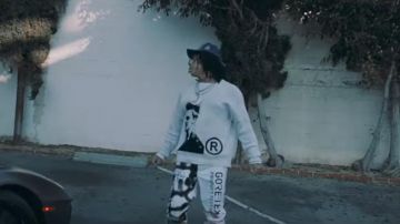 Off-blanc Imprimer Pantalon Blanc de Trippie Redd dans la vidéo de musique Trippie Redd - Moon Walker (Prod. Star Garçon)