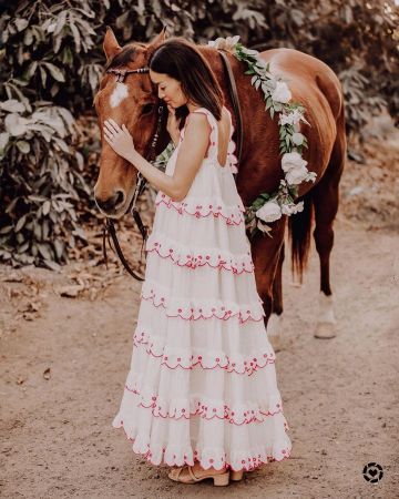 Innika choo Vestido Midi de Algodón Bordado de Christine Kong en la cuenta de Instagram @dailykongfidence