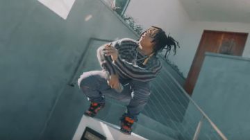 Nike Dunk SB Low Sneakers de Trippie Redd dans la vidéo de musique Trippie Redd - Moon Walker (Prod. Star Garçon)