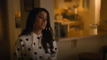 En Noir et blanc Polka Dot Print Recadrée Hoodie, portés par Delilah Alves (Carmela Zumbado) en VOUS Saison 2 Épisode 7
