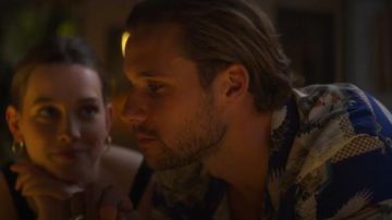 Camisa de lino azul con patrón abstracto usada por Milo Warrington (Andrew Creer) en YOU Temporada 2 Episodio 7