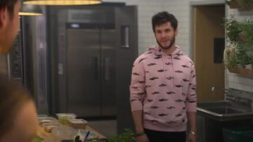 Sudadera con capucha estampada de coche rosa usada por Forty Quinn (James Scully) en YOU Temporada 2 Episodio 7
