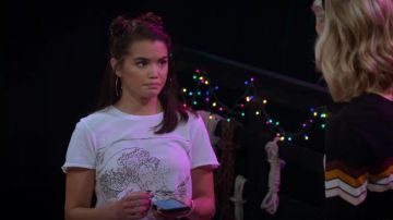 Romwe White Wave Print­ed Graph­ic Tee worn by Alexa Mendoza (Paris Berelc) in Alexa & Katie Saison 03 Episode 06
