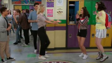 Mul­ti­col­or Striped Den­im Mi­ni Skirt worn by Hannah (Merit Leighton) in Alexa & Katie Saison 03 Episode 02