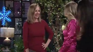 Chiara boni la petite robe Rouge à Volants Robe Fourreau porté par Ashley Abbott (Eileen Davidson) comme on le voit sur les Jeunes et Les Agités du 28 décembre 2019