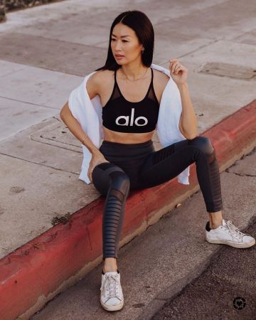 Alo Black Legging de Christine Kong en la cuenta de Instagram @dailykongfidence