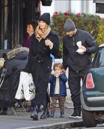 Los botines de cuero de fila usados por Rosie Huntington-Whiteley Londres 24 de diciembre de 2019