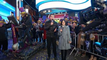 Kate Spade Fluffy Tie Waist Coat usado por Lucy Hale Año Nuevo Rockin Eve 31 de diciembre de 2019