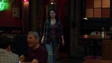Marine/Rouge Impression de Plaid Shirt porté par Debbie Gallagher (Emma Kenney) dans Shameless Saison 10 Épisode 6