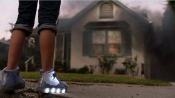 Shuffle Brights-de l'Éclat des Ailes de Baskets portée par Stella (Maya Bednarek) dans Shameless Saison 10 Épisode 8